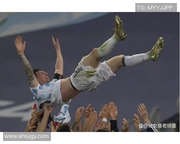 立领风潮下的足球明星们:他们的时尚选择与场上表现的完美结合 立领风潮下的足球明星们:他们的时尚选择与场上表现的完美结合