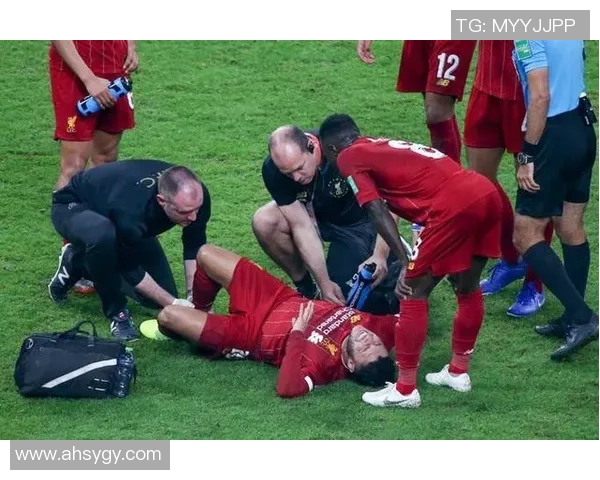 足球明星与小丑欢聚一堂共同庆祝足球盛事的欢乐瞬间 足球明星与小丑欢聚一堂共同庆祝足球盛事的欢乐瞬间