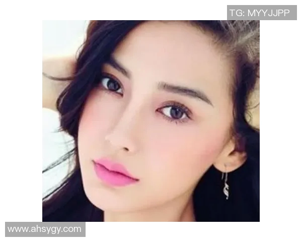 足球明星粉色头发女展现个性魅力引领时尚潮流成为新一代偶像 足球明星粉色头发女展现个性魅力引领时尚潮流成为新一代偶像