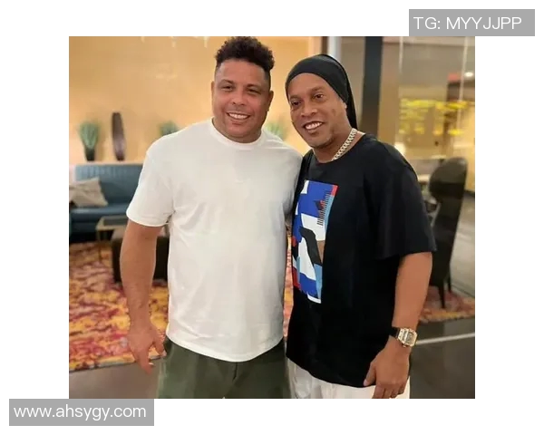 足球明星齐聚一堂与大罗亲密互动展现传奇魅力与足球精神